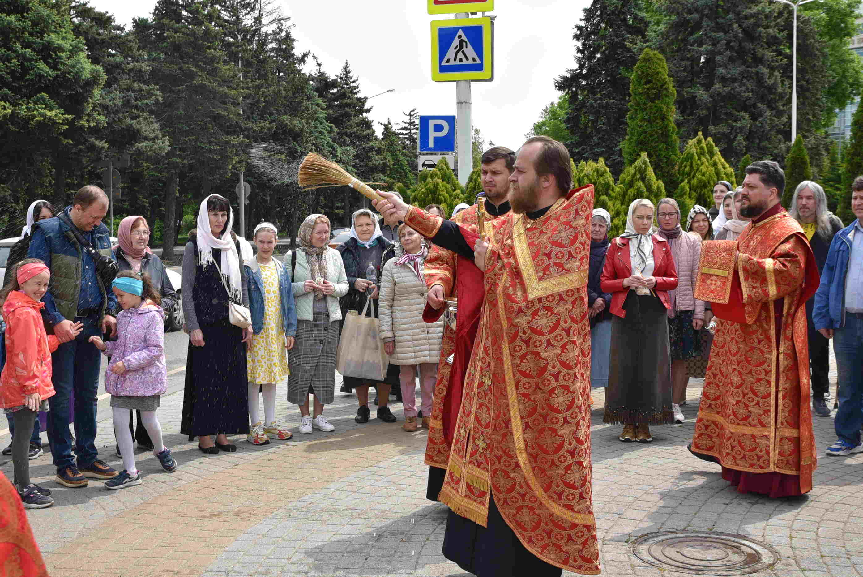 Уборка храма на Пасху