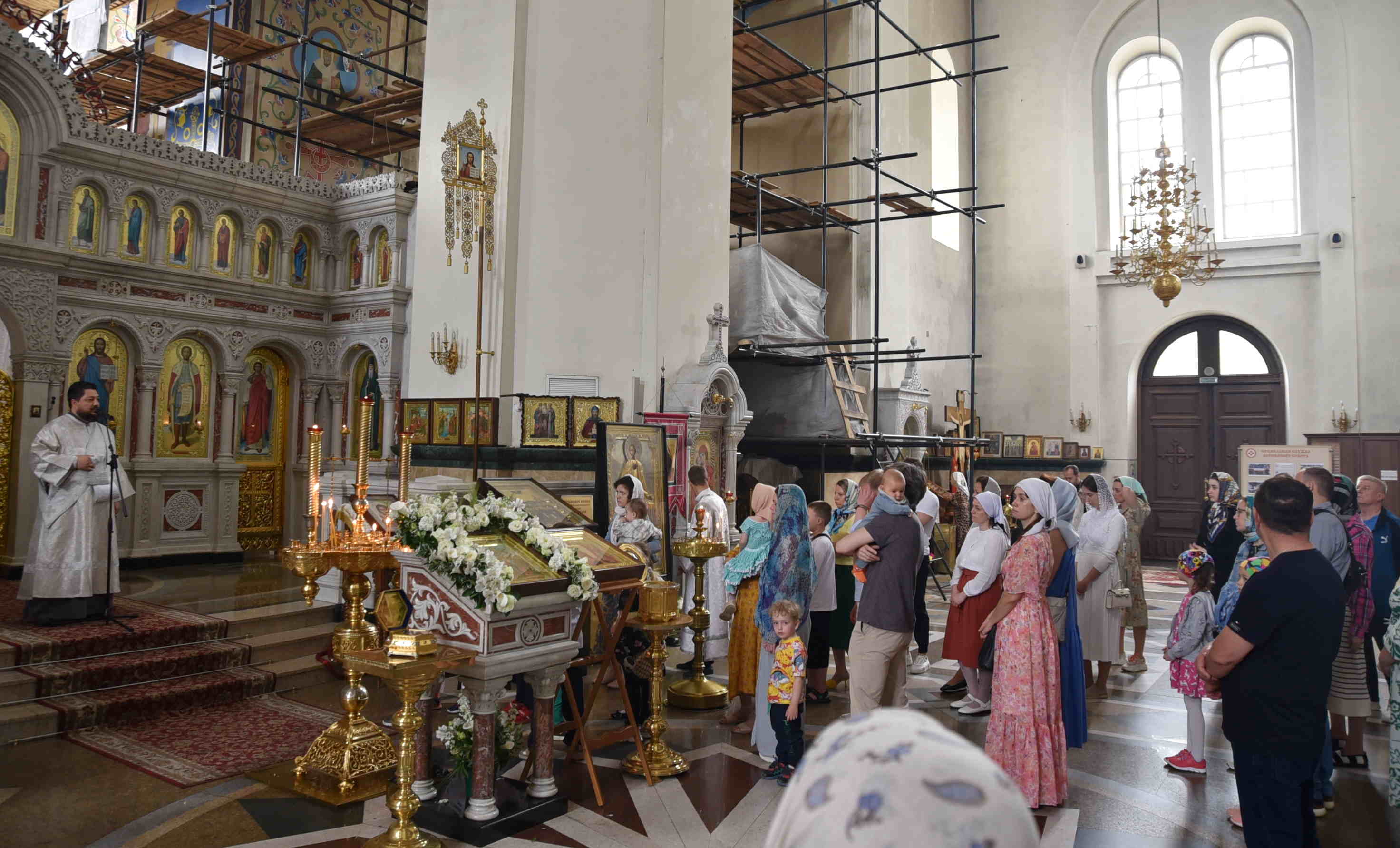 Батюшки в церкви Новозыбков